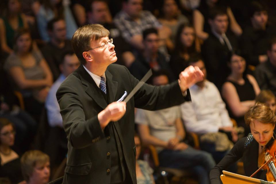Eckehard Stier dirigeant le Wuppertal Sinfonieorchester